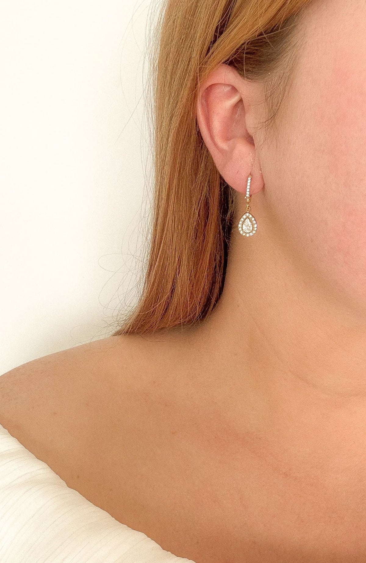 Boucles d'oreilles Inès portées, boucle pendante goutte scintillante de zircons