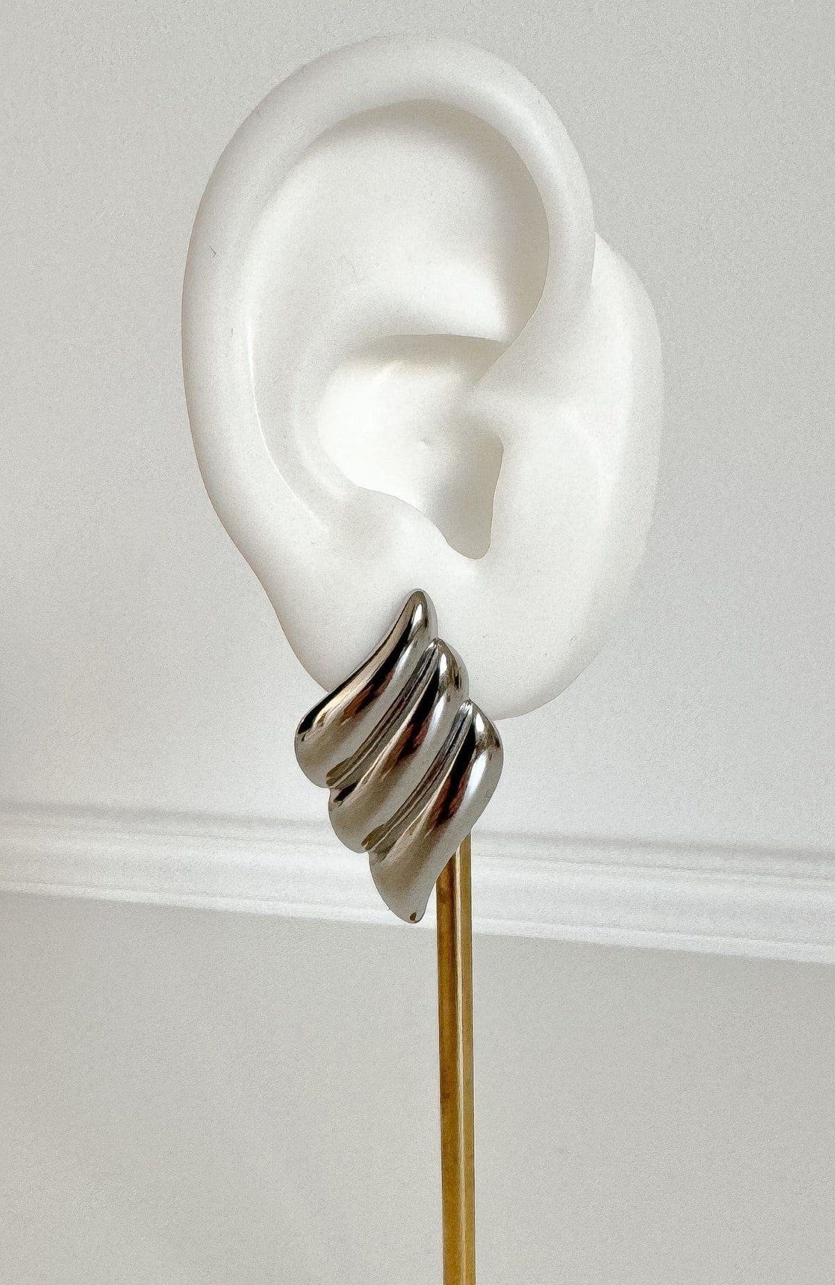 Boucles d'oreilles puce torsadée argentée sculpturale Emilya Bijoux