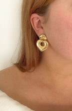 Boucles d'oreilles Estelle portées, puce cœur avec pendentif anneau cœur