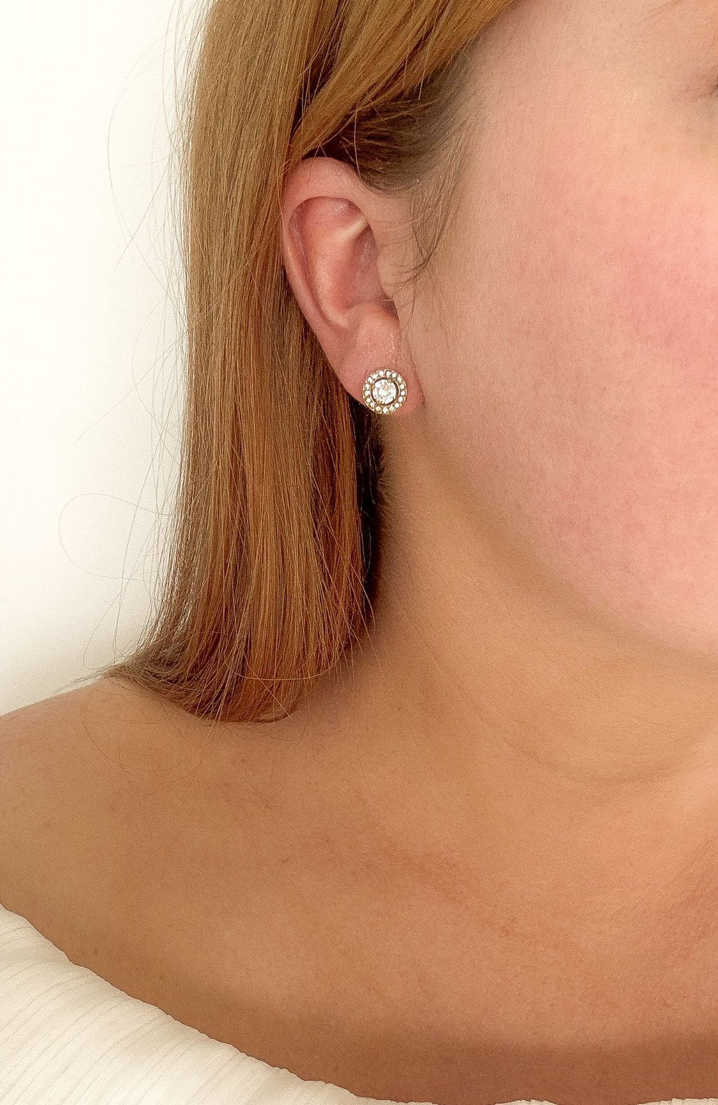 Boucles d'oreilles Rosy portées, puce ronde scintillante de zircons