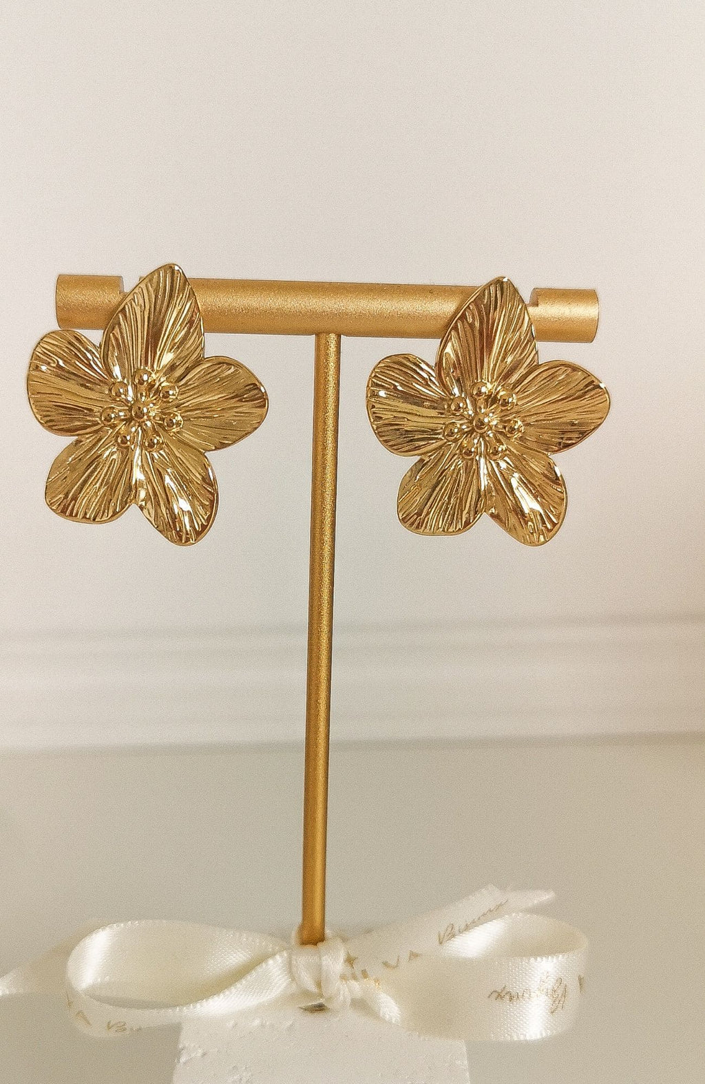 Boucles d'oreilles Estéa dorées en acier inoxydable, fleur texturiée