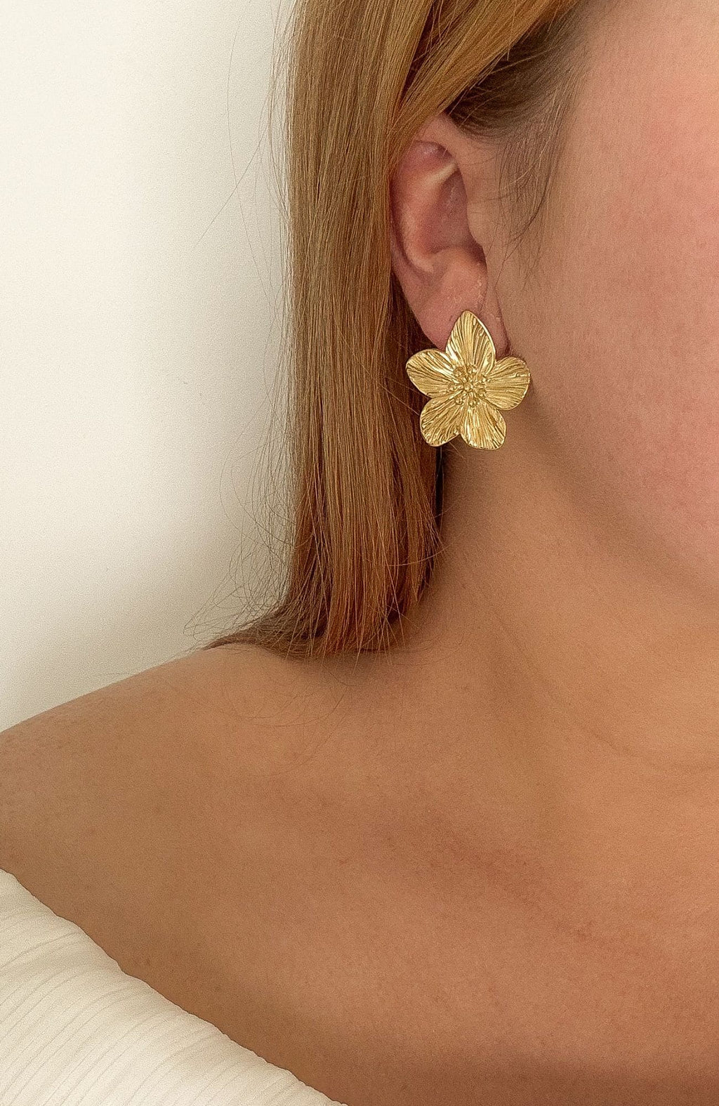 Boucles d'oreilles Estéa portées, grande fleur dorée texturiée
