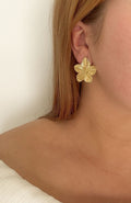 Boucles d'oreilles Estéa portées, grande fleur dorée texturiée