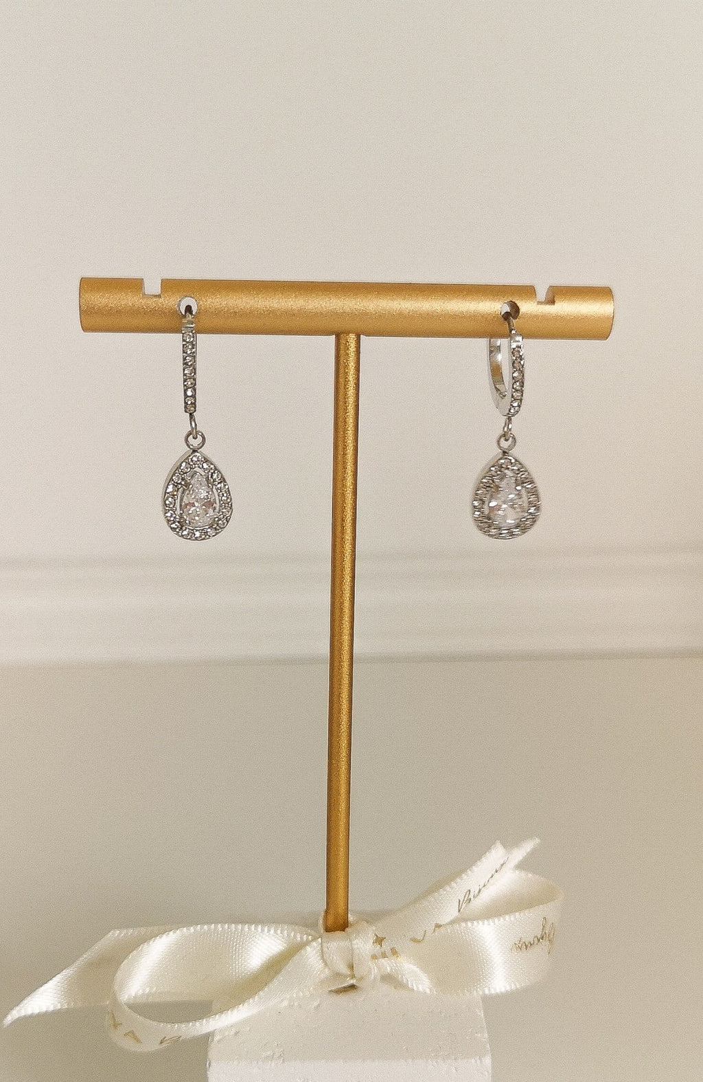 Boucles d'oreilles Inès argentées, paire de boucles pendantes goutte scintillante