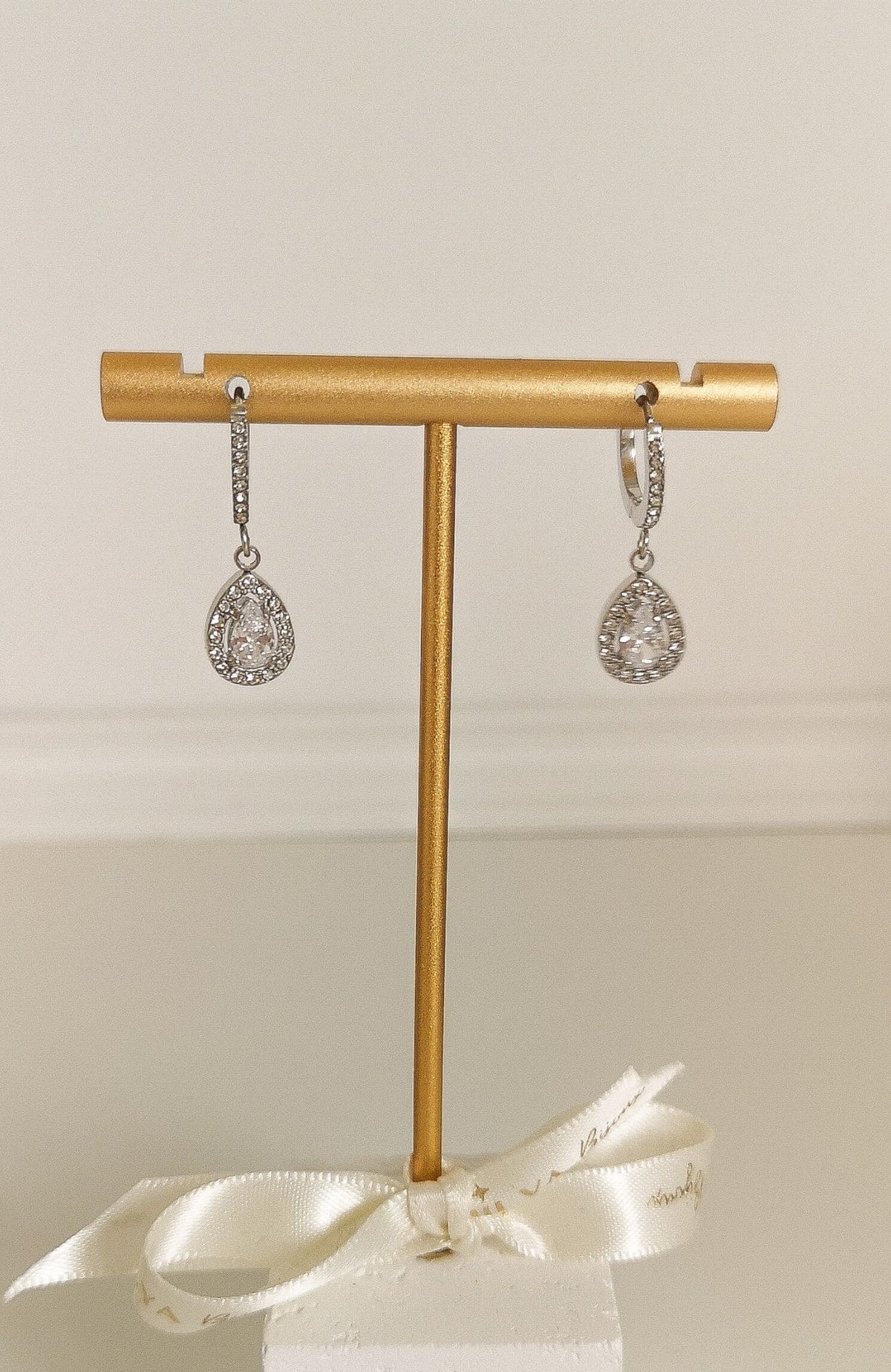 Boucles d'oreilles Inès argentées, paire de boucles pendantes goutte scintillante