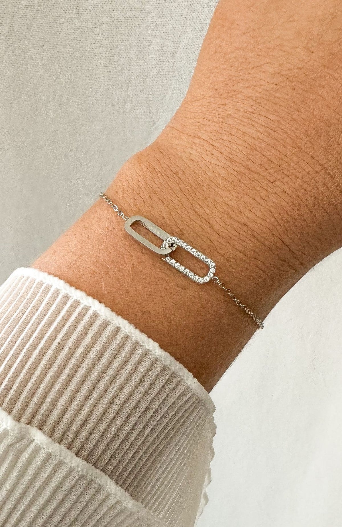 Bracelet Venise argenté avec maillons ovales et zircons en acier inoxydable, porté au poignet