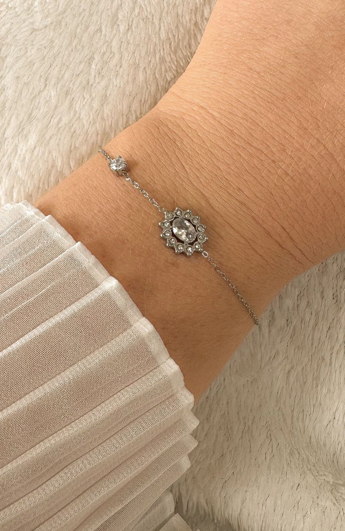 Bracelet Laïa argenté avec pierre sertie de zircons en acier inoxydable, porté au poignet