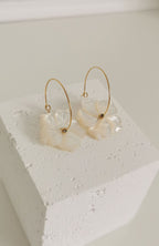 Boucles d'oreilles pendantes fleur nacrée et anneau doré Emilya Bijoux vue portée