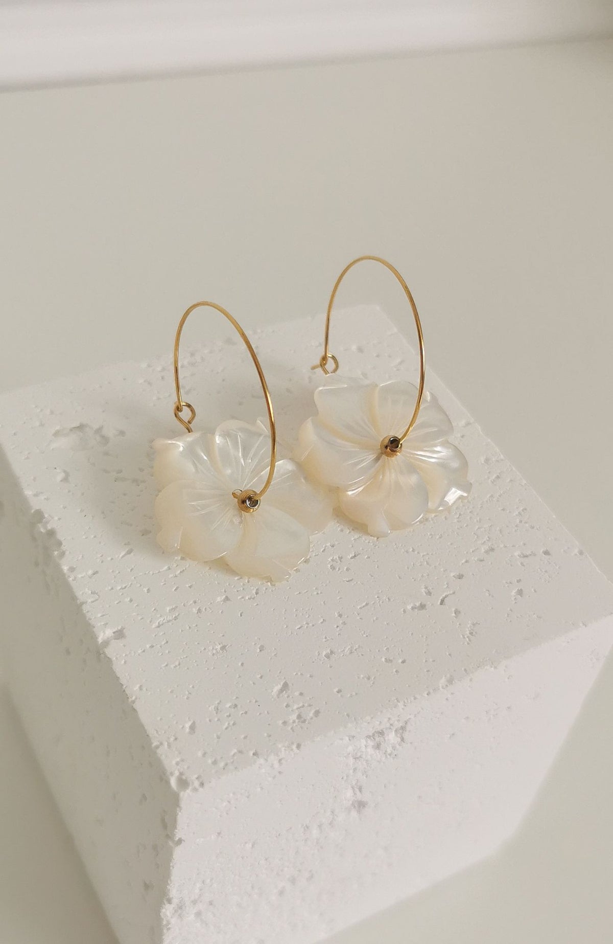 Boucles d'oreilles pendantes fleur nacrée et anneau doré Emilya Bijoux vue portée