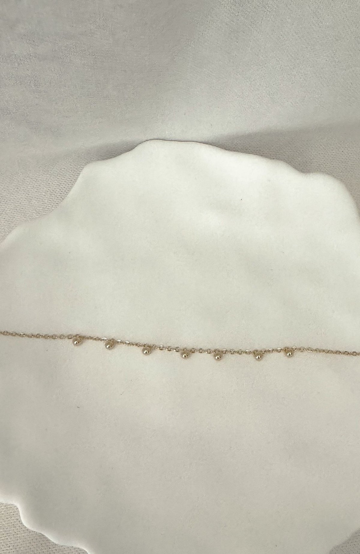 Chaîne de cheville dorée Miranda en acier inoxydable ponctuée de petites perles métalliques