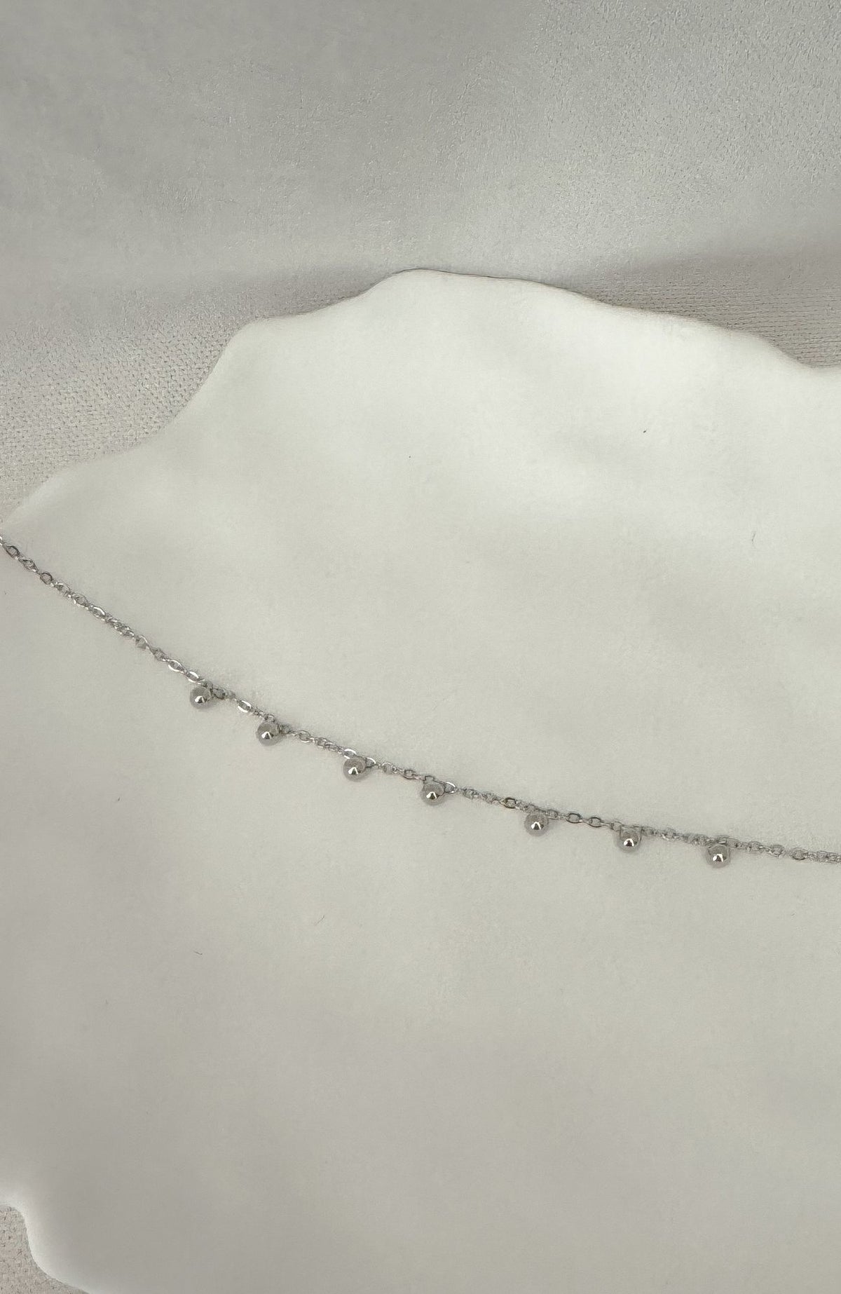 Chaîne de cheville argentée Miranda en acier inoxydable ponctuée de petites perles métalliques