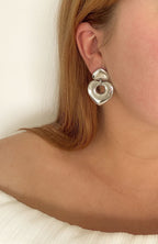 Boucles d'oreilles Estelle argentées portées, puce cœur avec pendentif anneau cœur