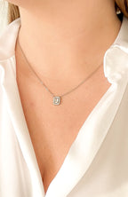 Collier pendentif rectangulaire scintillant en acier inoxydable argenté, porté au cou
