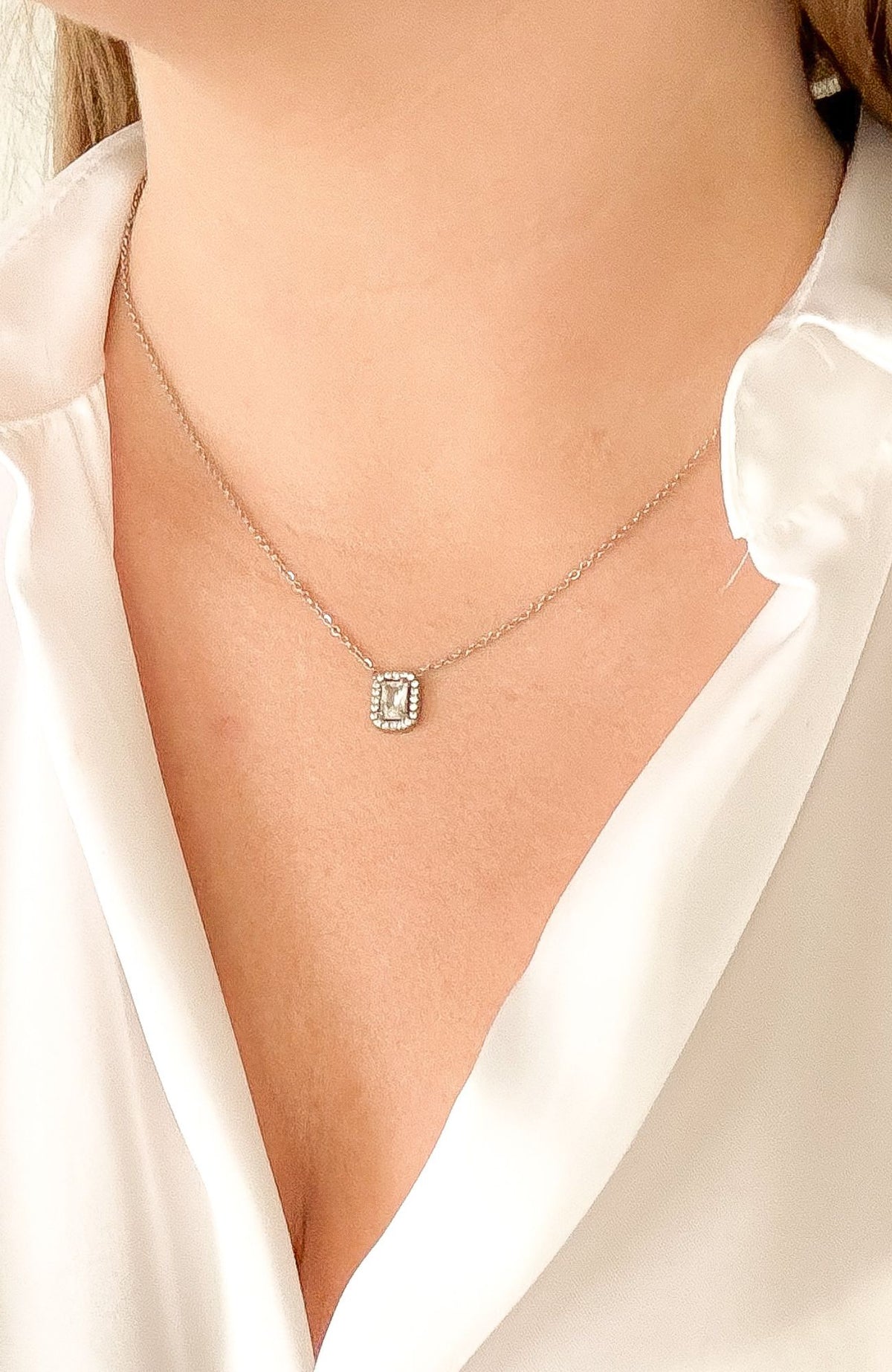 Collier pendentif rectangulaire scintillant en acier inoxydable argenté, porté au cou