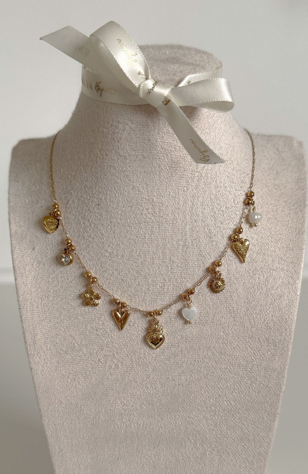 Collier Jodie doré - pampilles cœurs, perle et zircon, porté