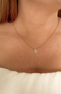 Collier Estéa doré - pendentif goutte recouvert d'éclats de zircons, porté