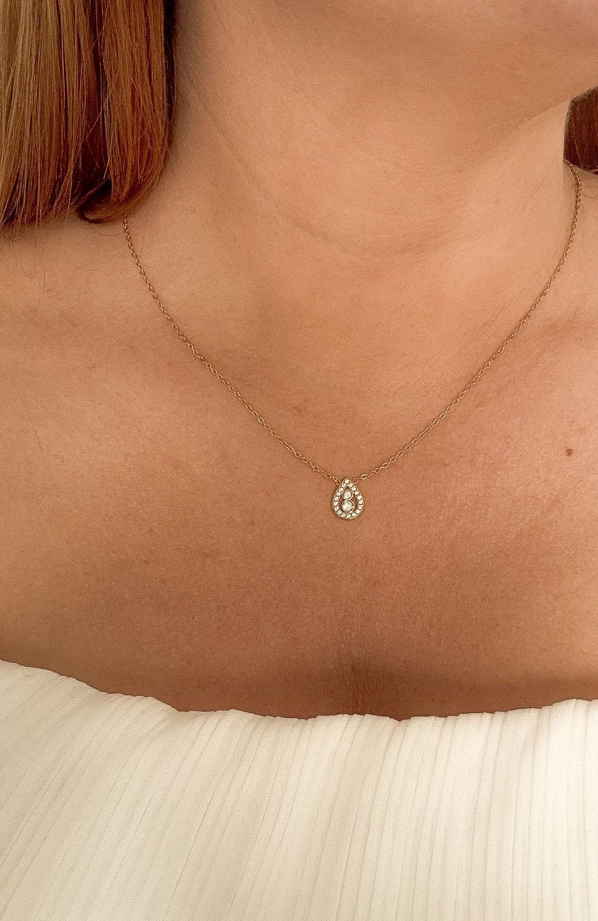 Collier Estéa doré - pendentif goutte recouvert d'éclats de zircons, porté