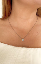 Collier Estéa argenté - pendentif goutte recouvert d'éclats de zircons, porté