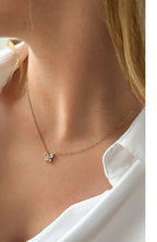 Collier pendentif papillon recouvert d'éclats de zircons en acier inoxydable doré, porté au cou