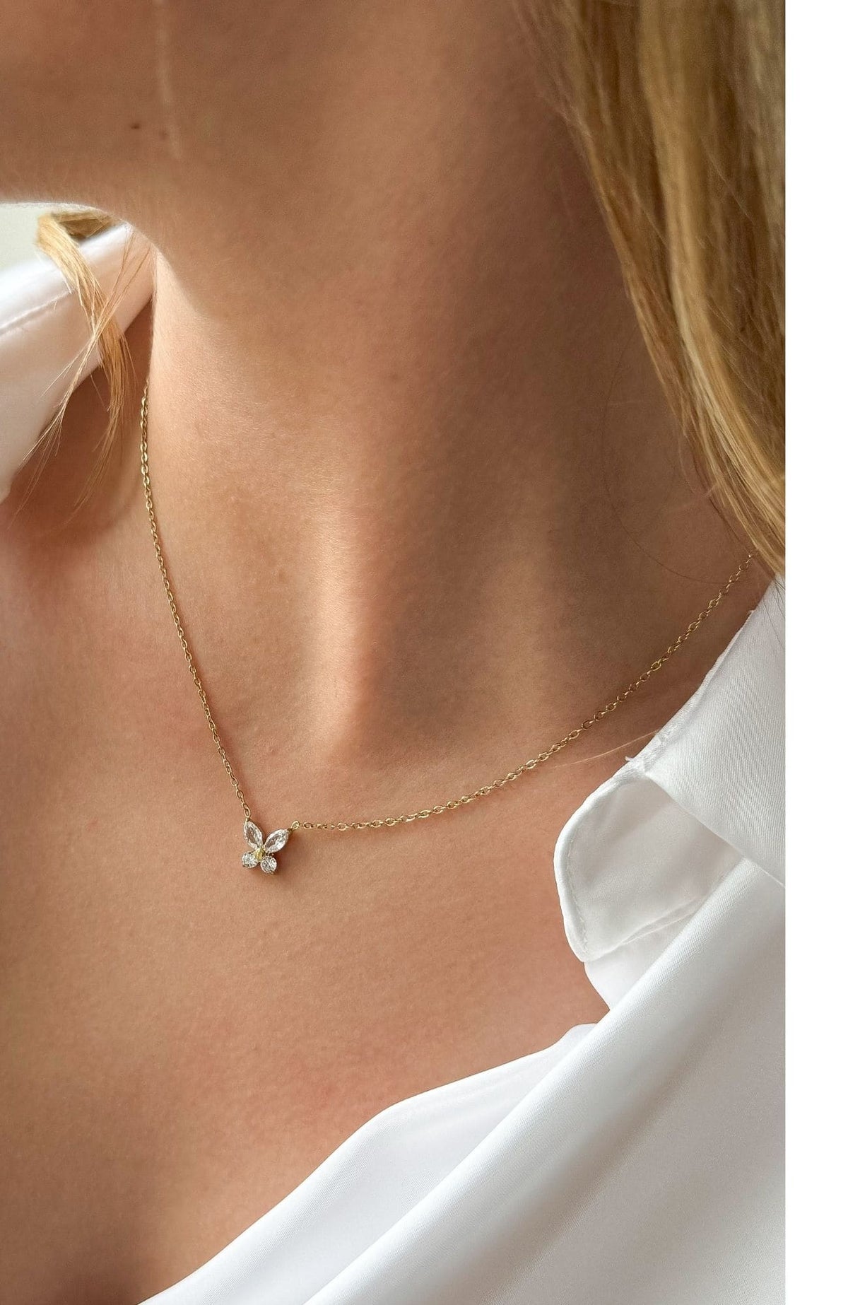 Collier pendentif papillon recouvert d'éclats de zircons en acier inoxydable doré, porté au cou