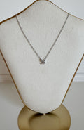 Collier pendentif papillon recouvert d'éclats de zircons en acier inoxydable argenté, porté au cou