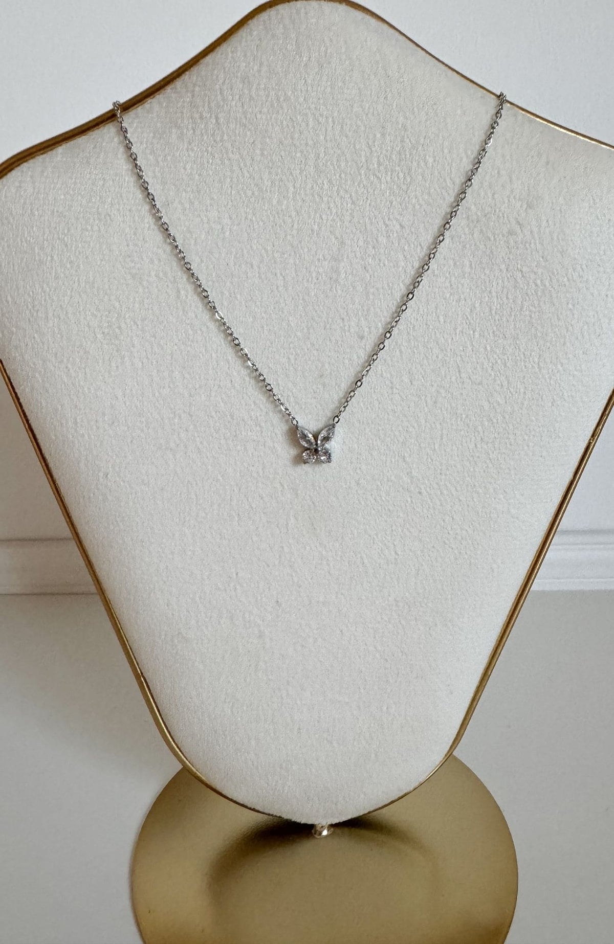 Collier pendentif papillon recouvert d'éclats de zircons en acier inoxydable argenté, porté au cou