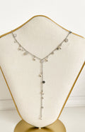 Collier lariat pastilles argentées en acier inoxydable, porté au cou
