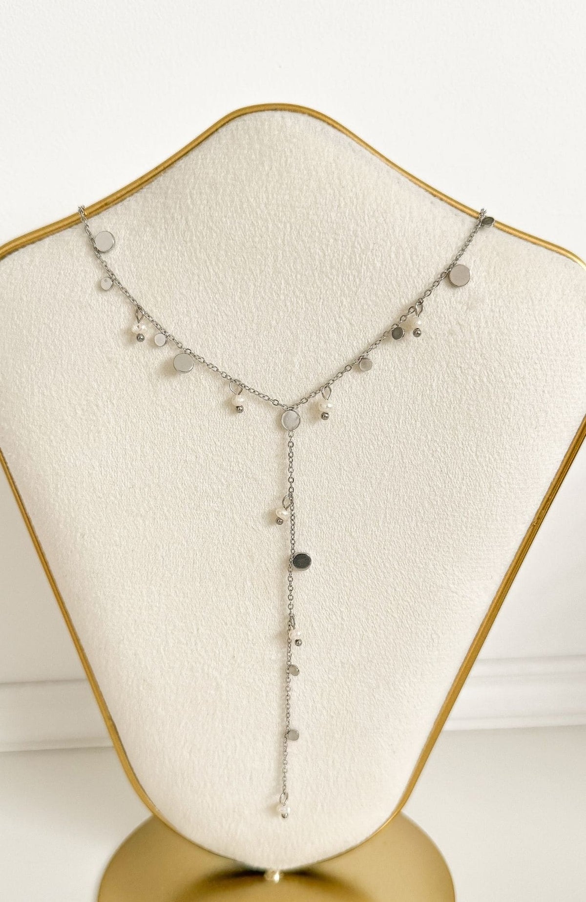 Collier lariat pastilles argentées en acier inoxydable, porté au cou