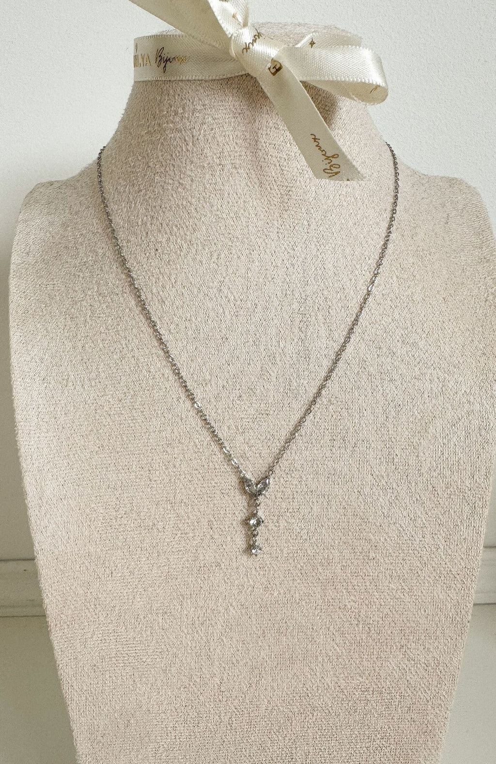 Collier Eve argenté - pendentif fleur recouvert d'éclats de zircons sur chaîne fine