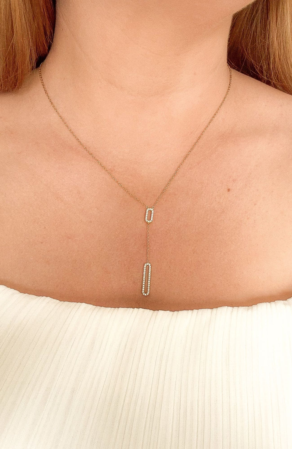 Collier Lily-Rose doré - lariat maillons ovales recouverts d'éclats de zircons, porté