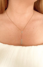 Collier Lily-Rose doré - lariat maillons ovales recouverts d'éclats de zircons, porté