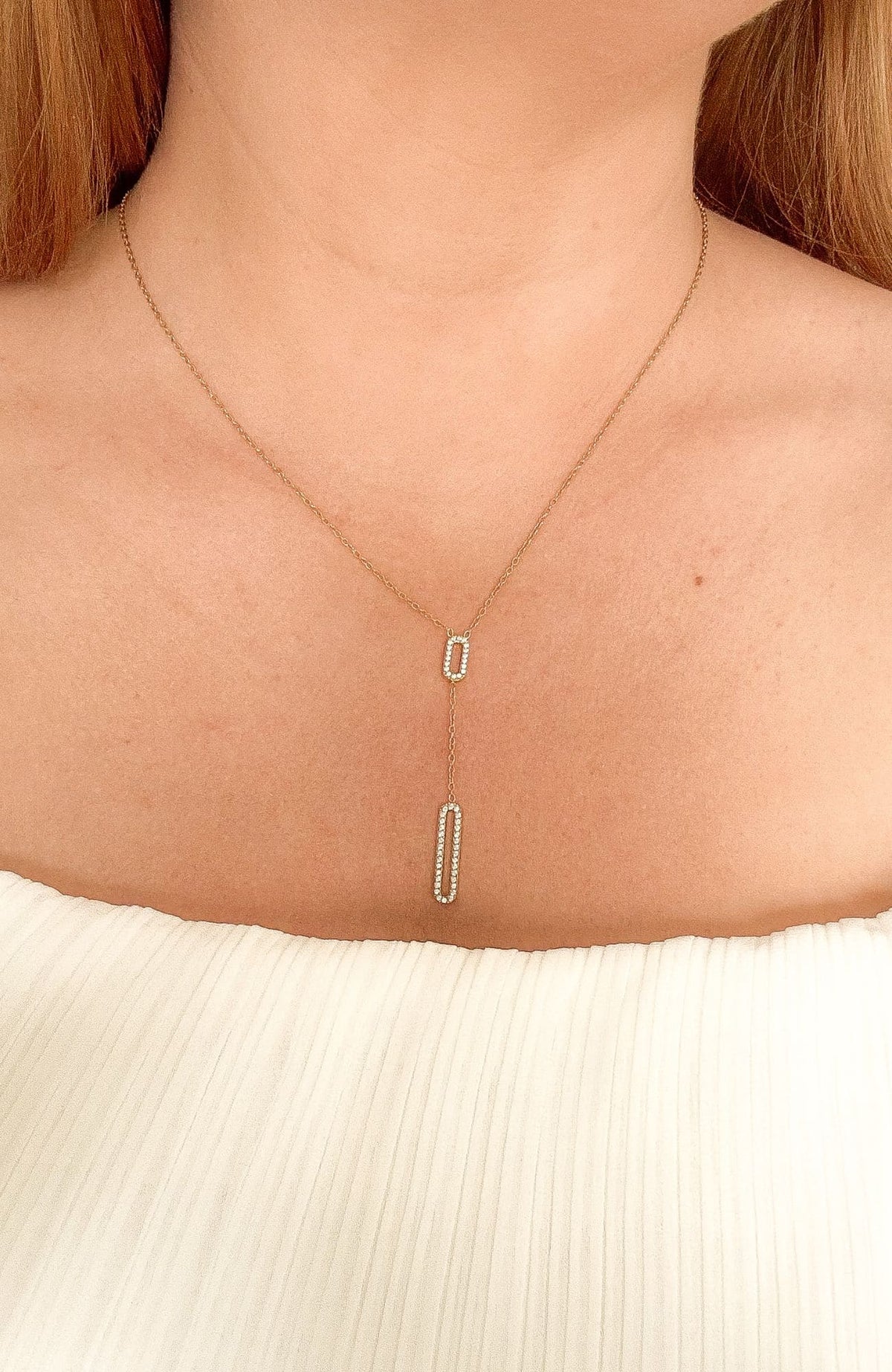 Collier Lily-Rose doré - lariat maillons ovales recouverts d'éclats de zircons, porté