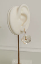 Boucles d'oreilles pendantes fleur nacrée et anneau doré Emilya Bijoux