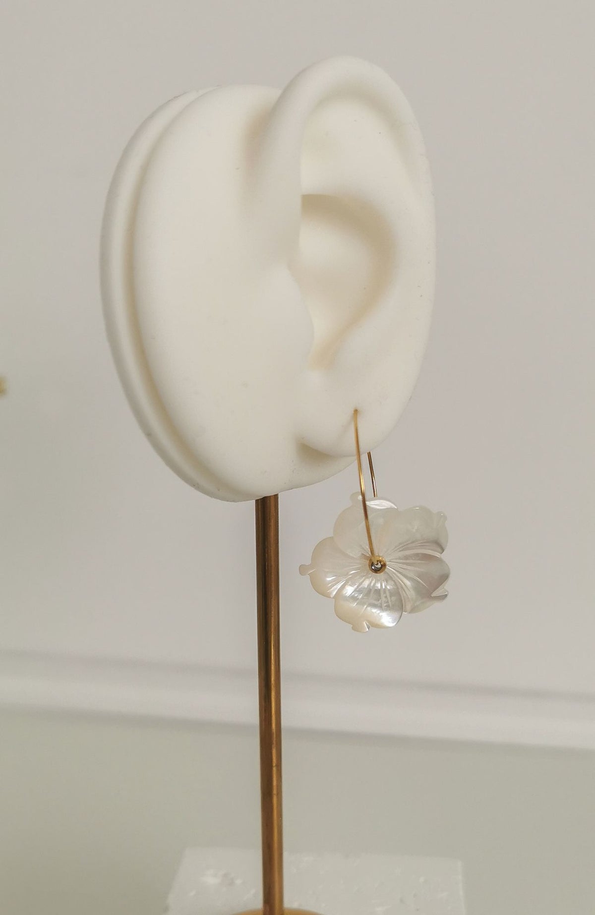 Boucles d'oreilles pendantes fleur nacrée et anneau doré Emilya Bijoux
