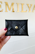 Porte-monnaie noir brillant en forme d'enveloppe avec bouton-pression